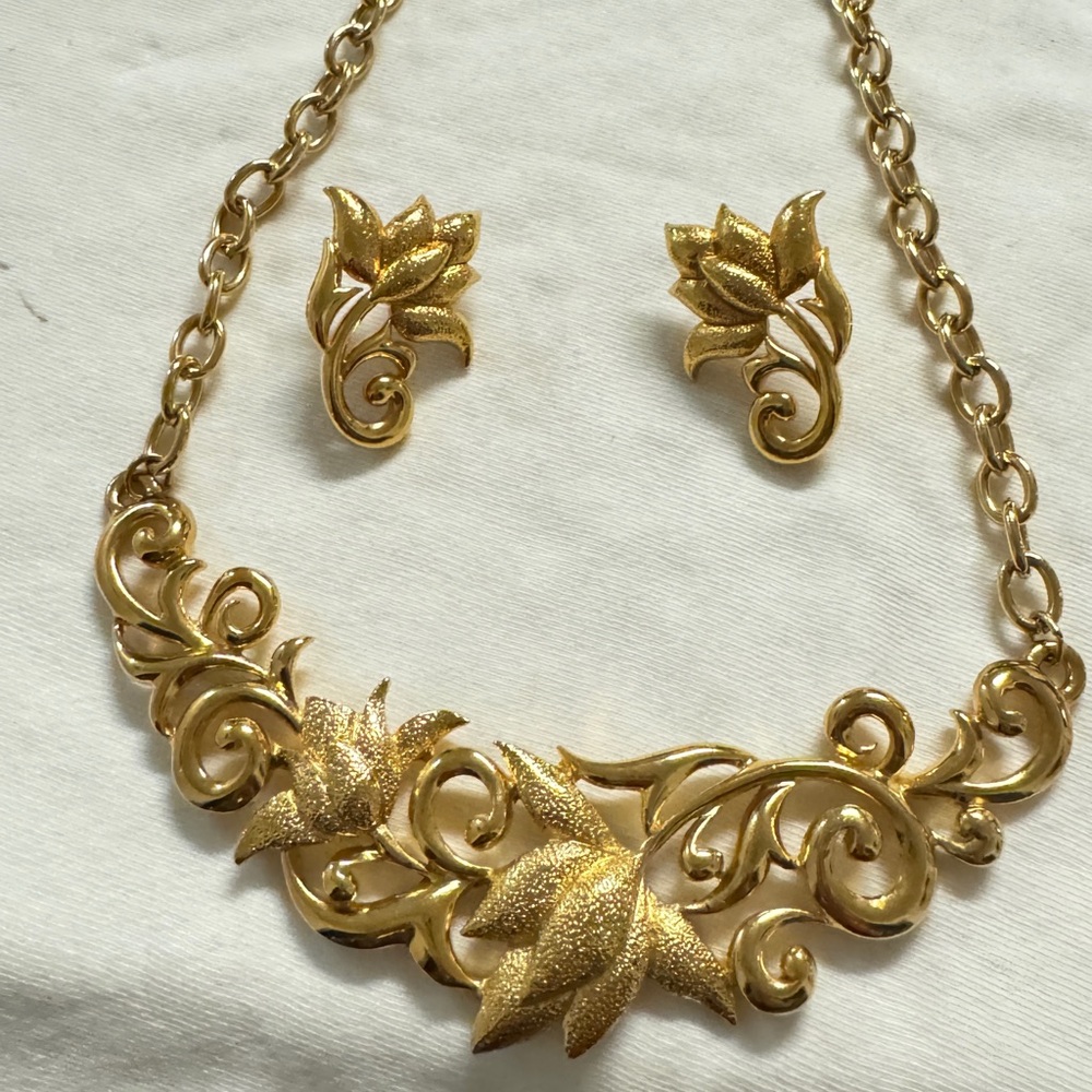 Set of necklace and earrings 🥰